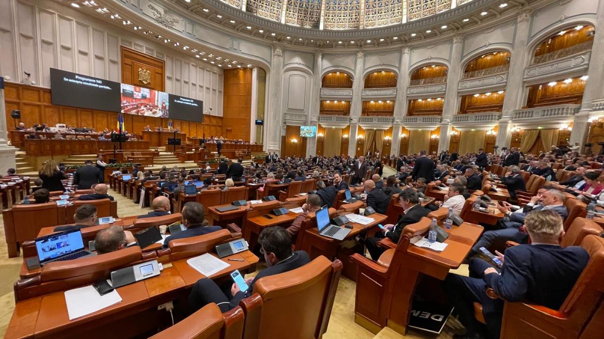 Democrația este simulată în Parlamentul României bugetul a fost votat fără prezență în sală și cu 30 de amendamente pe minut.