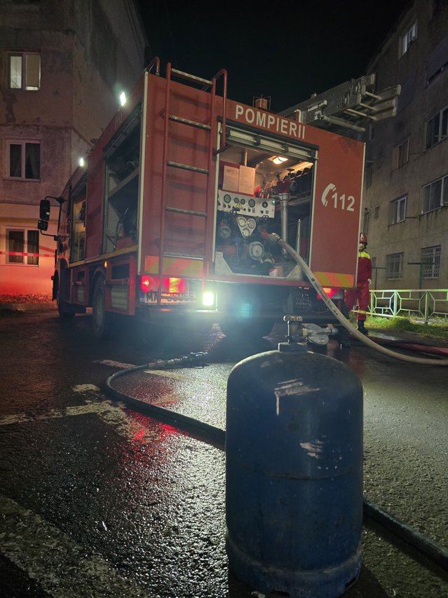 Incendiu puternic într-un bloc din Mangalia două persoane rănite, zeci evacuate.