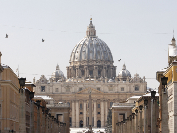 Un român a profanat altarul principal al Bazilicii Sf. Petru din Vatican.