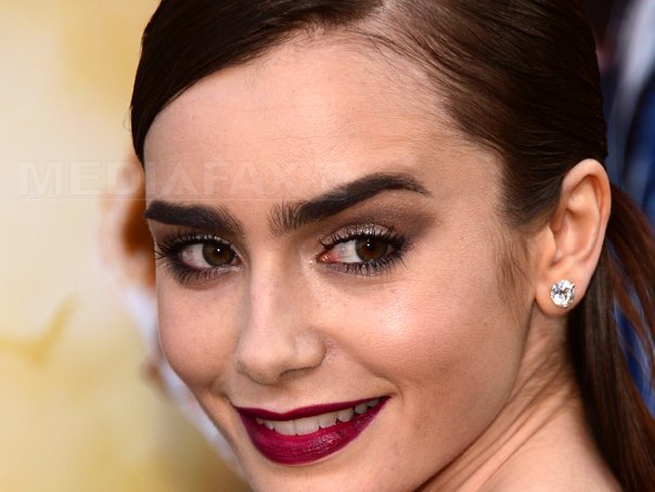 Actriţa Lily Collins anunţă că a devenit mamă prin intermediul unei mame surogat.