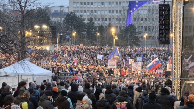 Demonstrație împotriva guvernului la Bratislava cu zeci de mii de oameni.