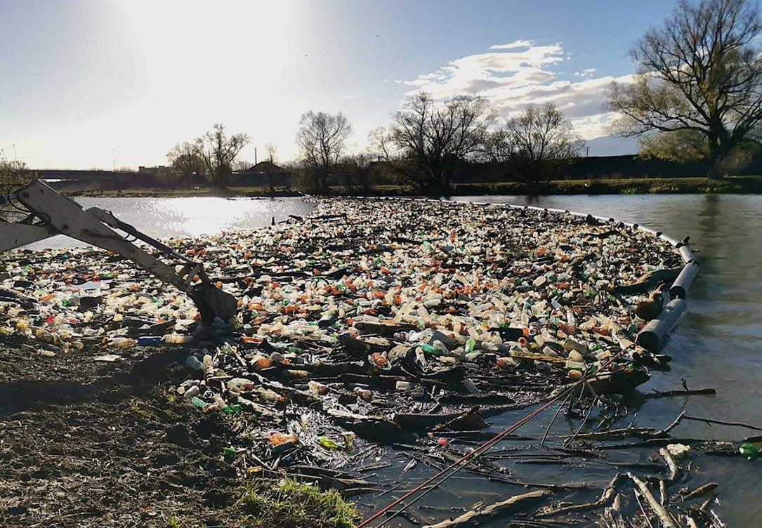 Barierele de log boom ajută la eliminarea a 7 tone de deșeuri din râurile românești în doi ani